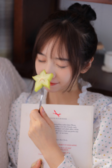 双手攀上两团少女峰奇幻片免费